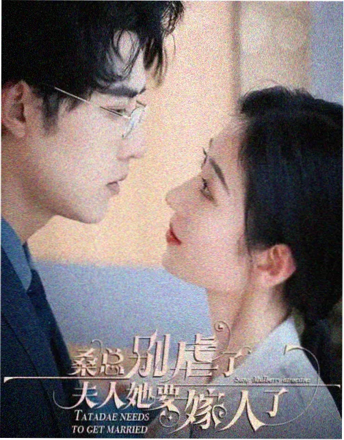 上海影视乐园主街两侧悬挂的年代招牌与遮阳布篷